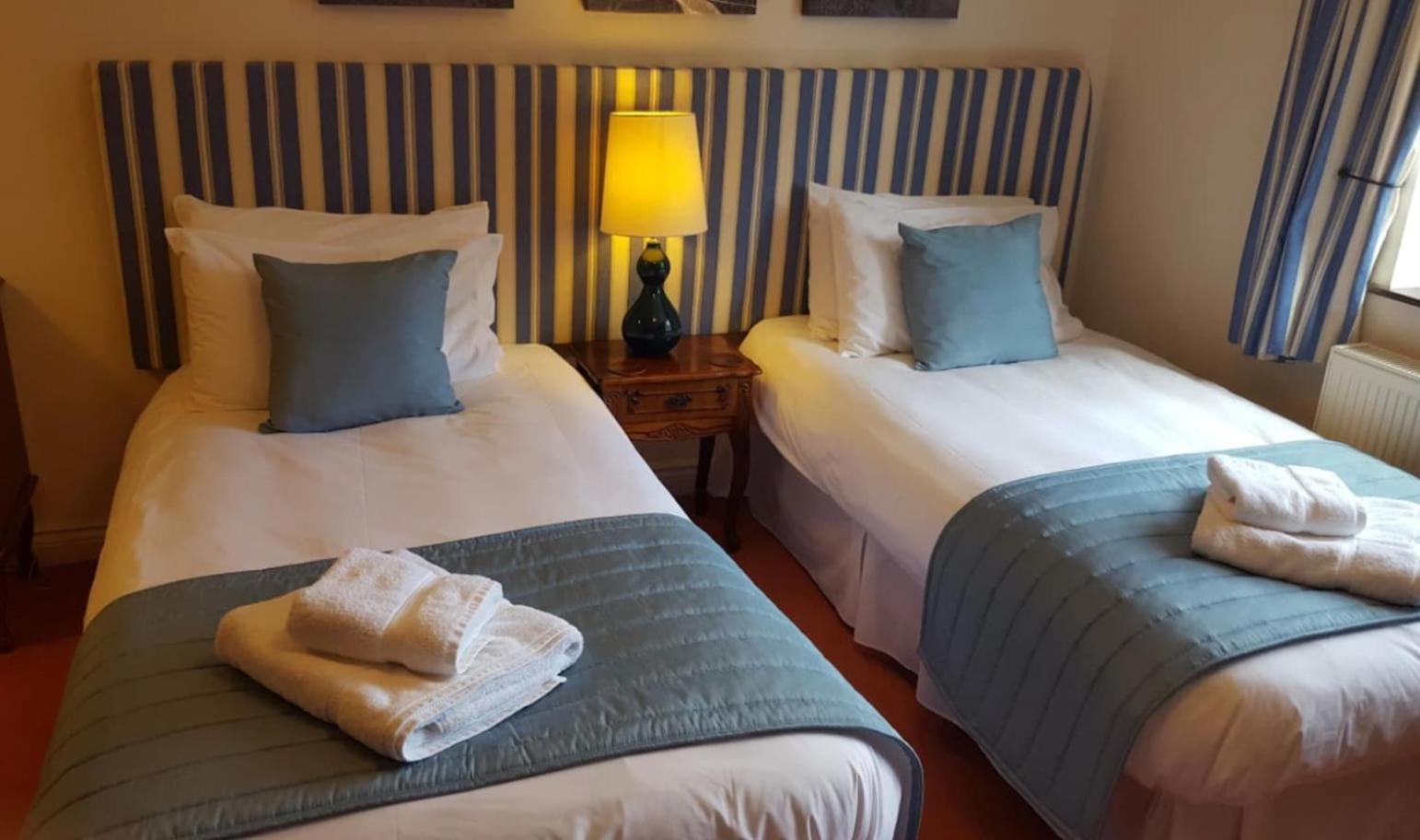 Hotel Oyo The Walnut Tree West Camel Exteriér fotografie
